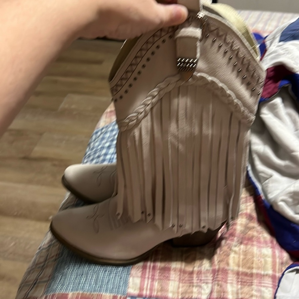 Very Volatile Pasa Cream size 7 Western Fringe Boots New without Box
